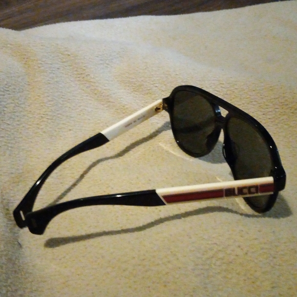 Gucci sunglasses (used) but wearable - Picture 2 of 4